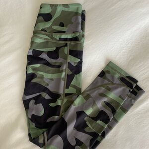 Zyia light n tight camo leggings size 6-8 new without tags